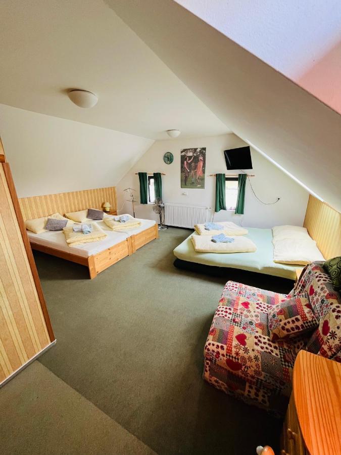 Jested Golf Restaurace A Penzion Svetla pod Jestedem Eksteriør bilde