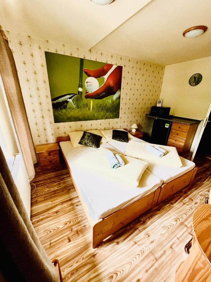 Jested Golf Restaurace A Penzion Svetla pod Jestedem Eksteriør bilde