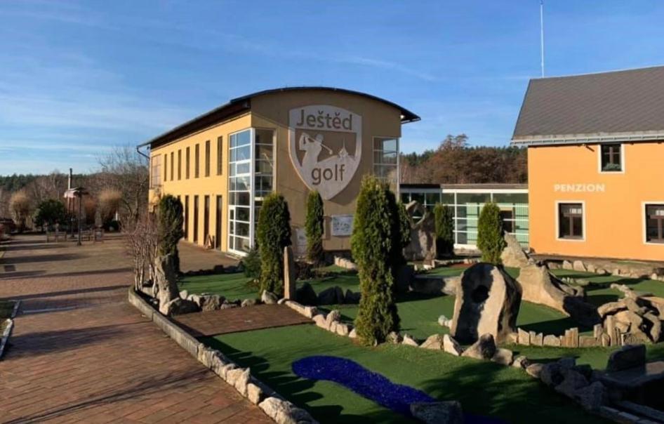 Jested Golf Restaurace A Penzion Svetla pod Jestedem Eksteriør bilde